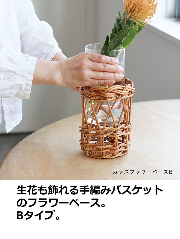 アラベスク模様や動物が細密装飾された青銅製アンティーク花瓶