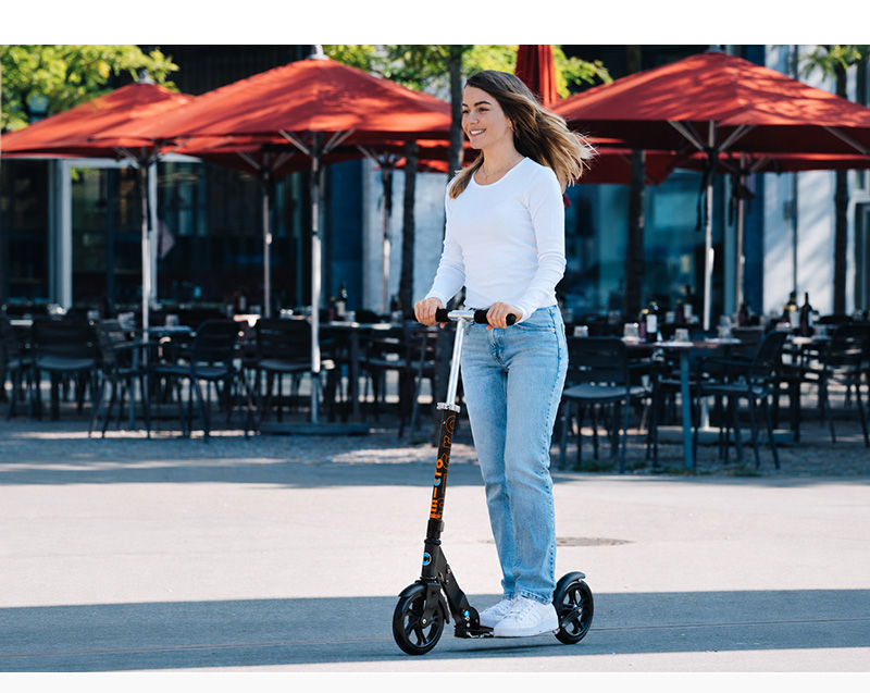 Micro Scooter マイクロ ブラック 8歳 〜 大人用 キックボード キック