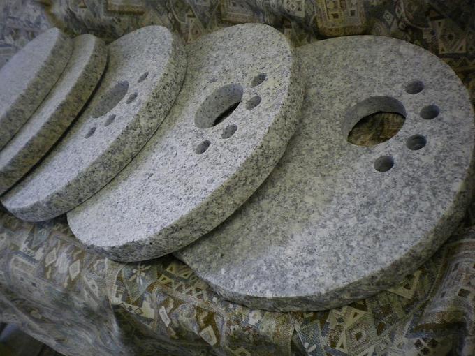 Outlet足跡穴あけホワイト*天面を細かく叩き滑り止め加工