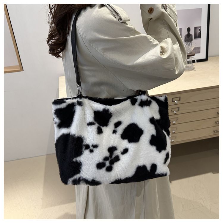 ショルダーバッグ ファーバッグ ふわふわ もふもふ ゼブラ柄 シンプル