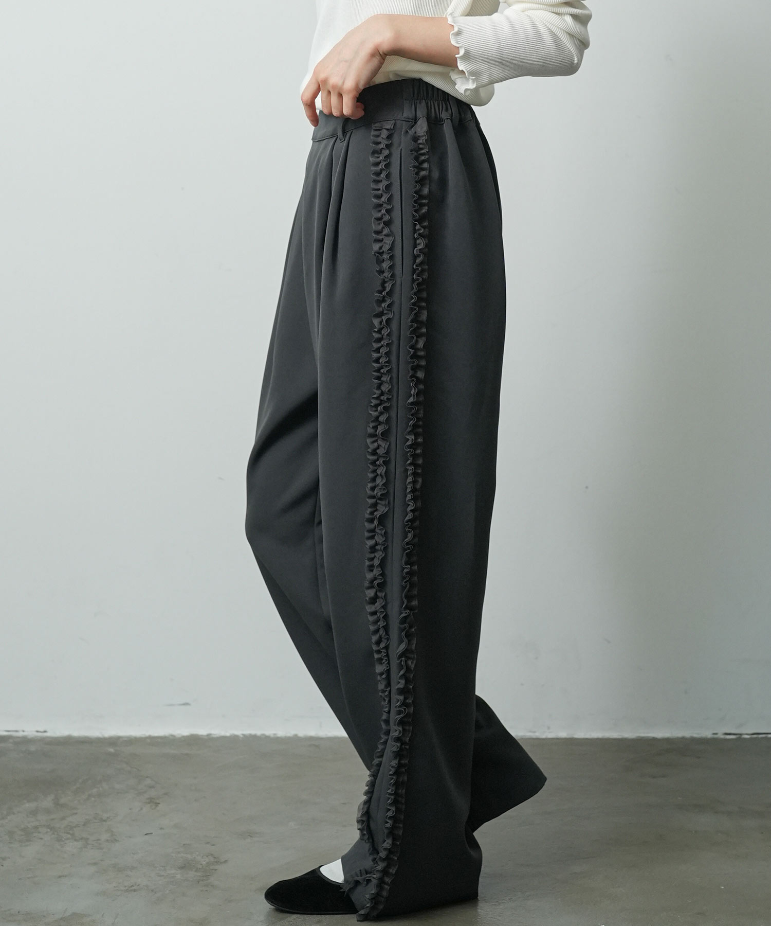 23AW MUVEIL サイドフリルパンツ ハートボタン ブラック 23AW MUVEIL サイドフリルパンツ ハートボタン ブラック - メルカリ