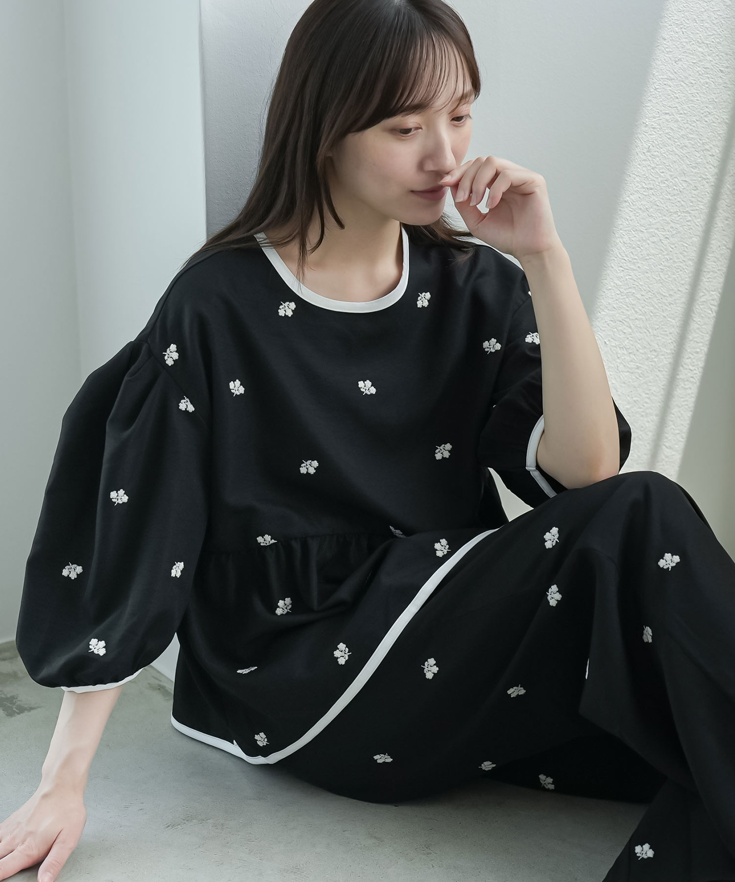 mili an deni（ミリアンデニ） 花柄刺繍パイピングブラウス 花柄刺繍