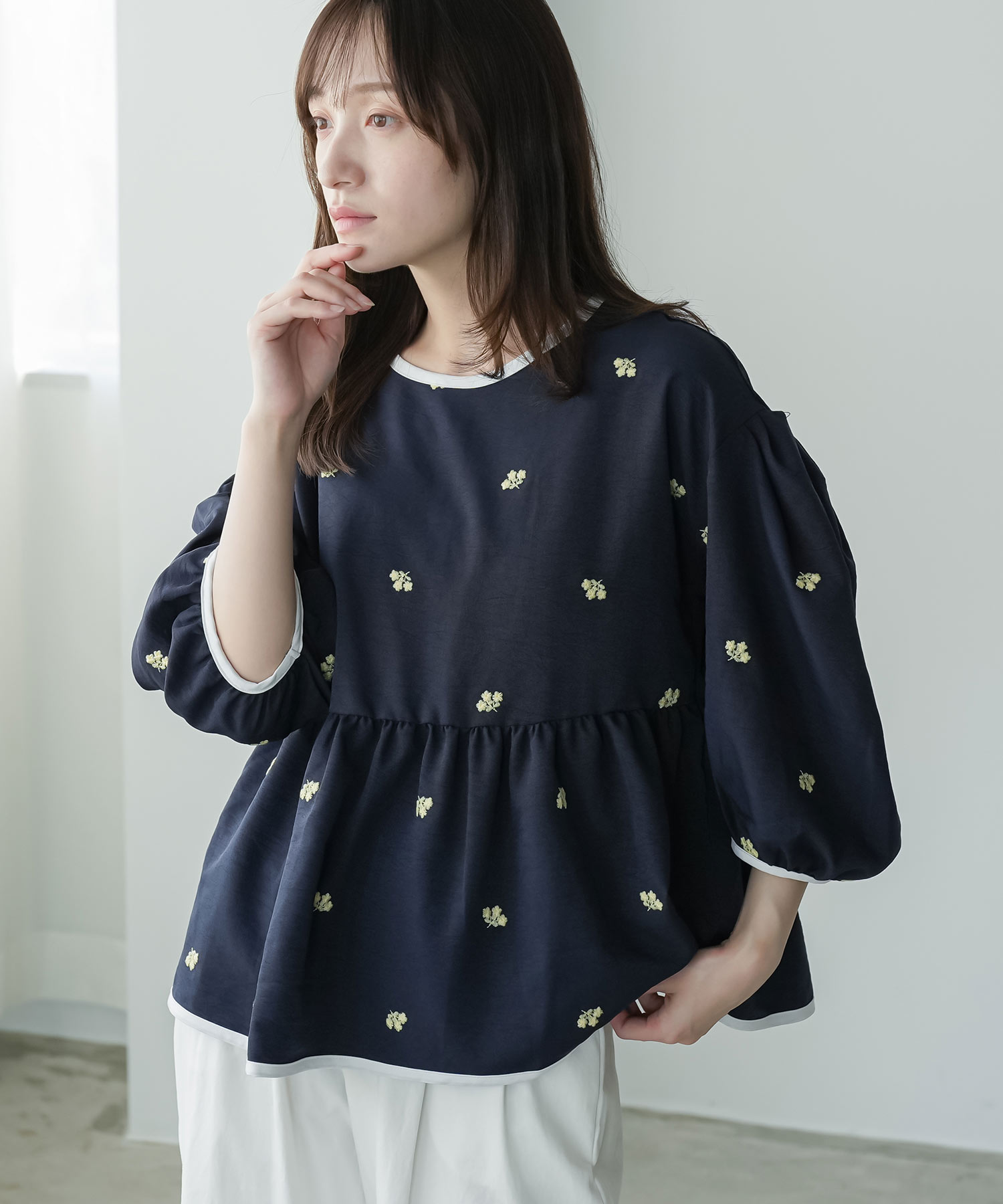 mili an deni（ミリアンデニ） 花柄刺繍パイピングブラウス 花柄刺繍