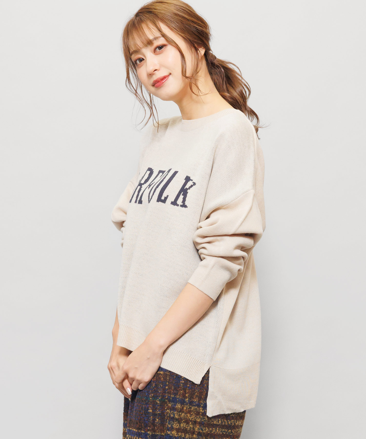 ロゴ入りニット レディース トップス サイドスリット クルーネック