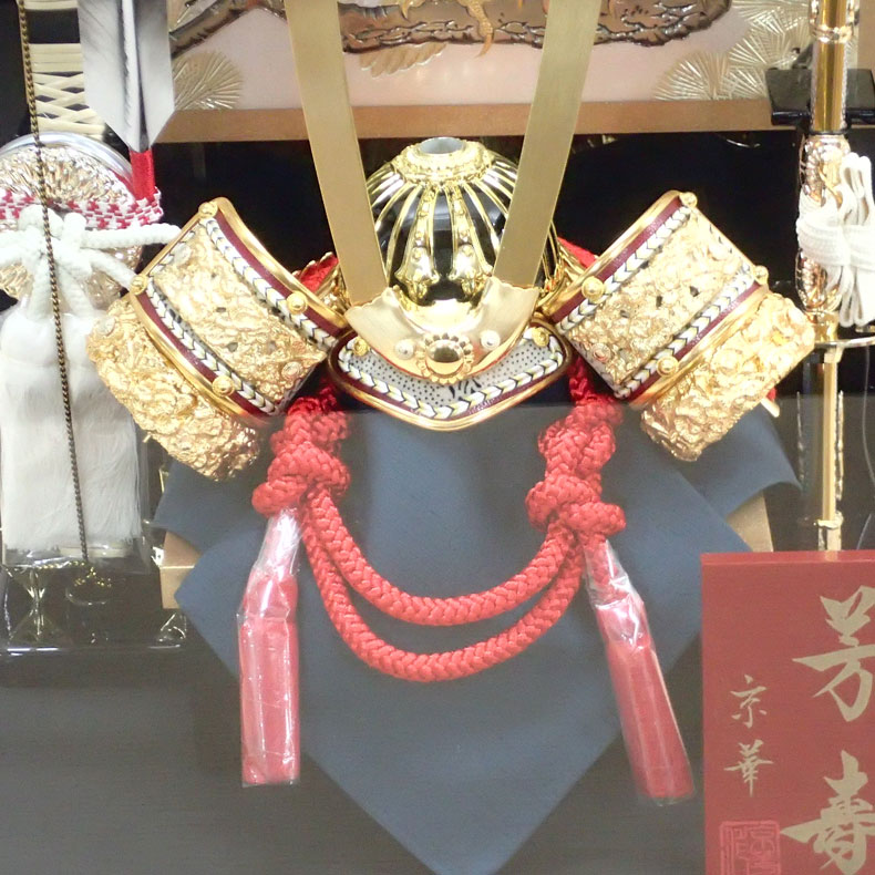 京甲冑 竹麻呂作 兜飾り 五月人形 本水晶・正絹・白檀塗 ガラスケース入り goga-5042-06_1.jpg