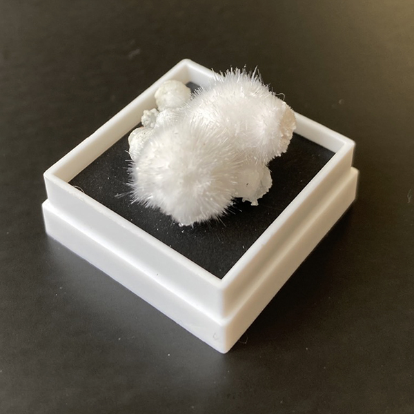 オーケン石 オケナイト（Okenite)直径約19mm コレクションケース付