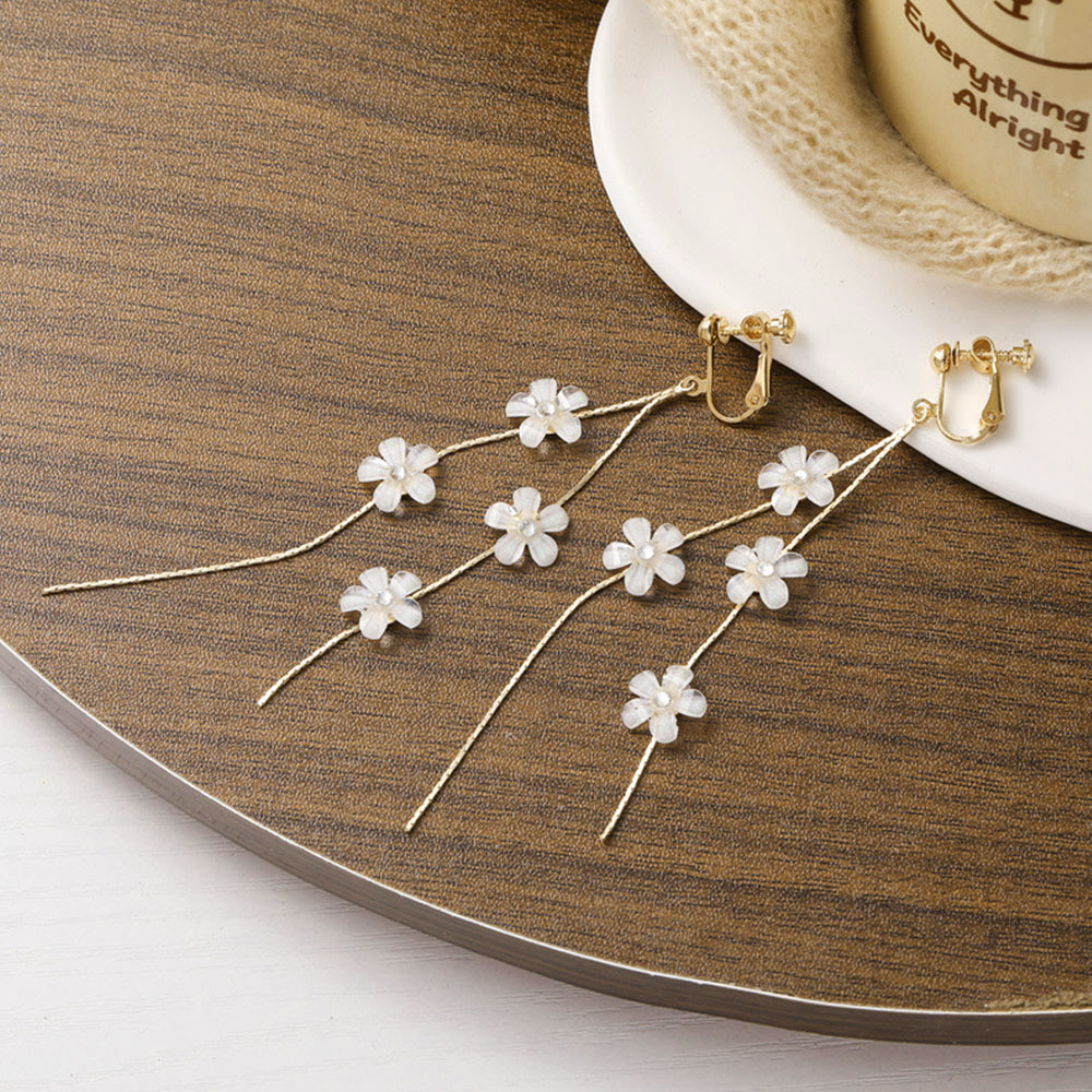 ゆらゆら揺れるgoldチェーンとWhiteflowerのピアス miniministore（ミニミニストア） 揺れる チェーンピアス 花びら