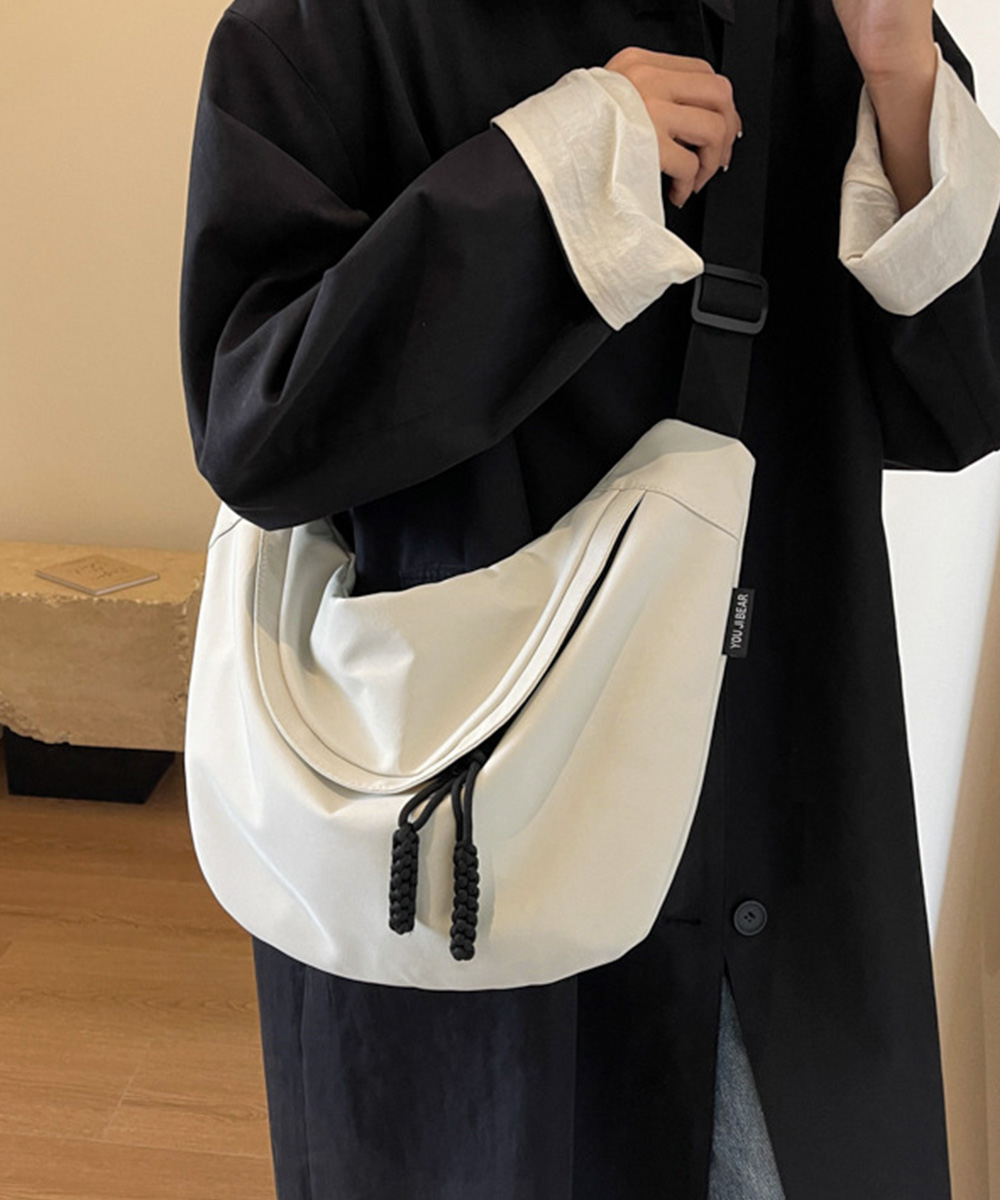 Mila Owen ホーボーショルダーバッグ 黒　ファスナー　軽い　合皮　三日月 新品タグ付き》ミラオーウェン ホーボーショルダーバッグ - メルカリ