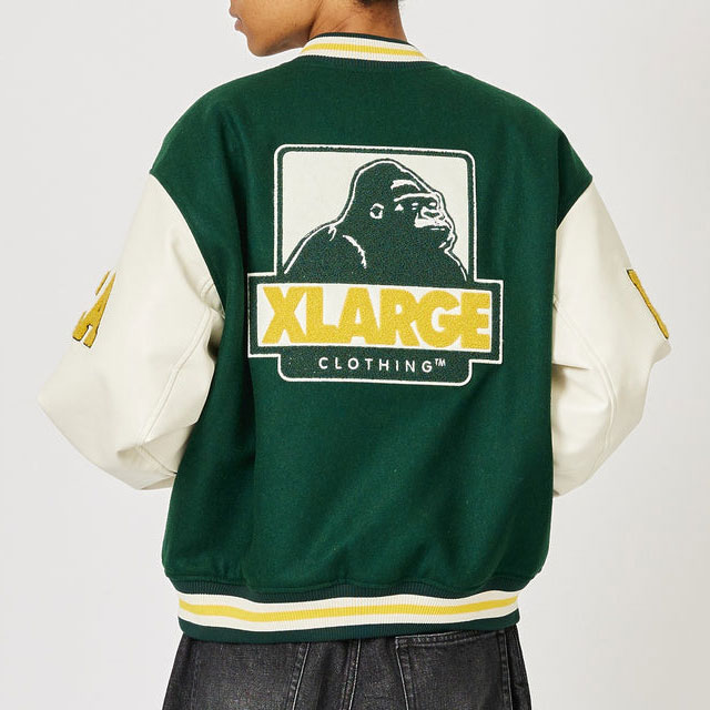 エクストララージ XLARGE メンズ OGロゴ バーシティジャケット 101234021009 HO23 x-large エックスラージ アウター  スタジャン ブルゾン GREEN