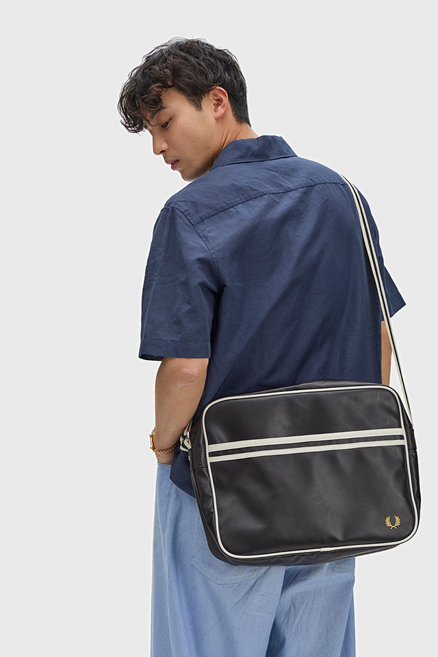 �t���b�h�y���[ FRED PERRY �N���V�b�N�V�����_�[�o�b�O L8257-D57 FW24 14.5L CLASSIC SHOULDER BAG �����Y�E���f�B�[�X �� TPU BLACK ECRU ���K�戵�X