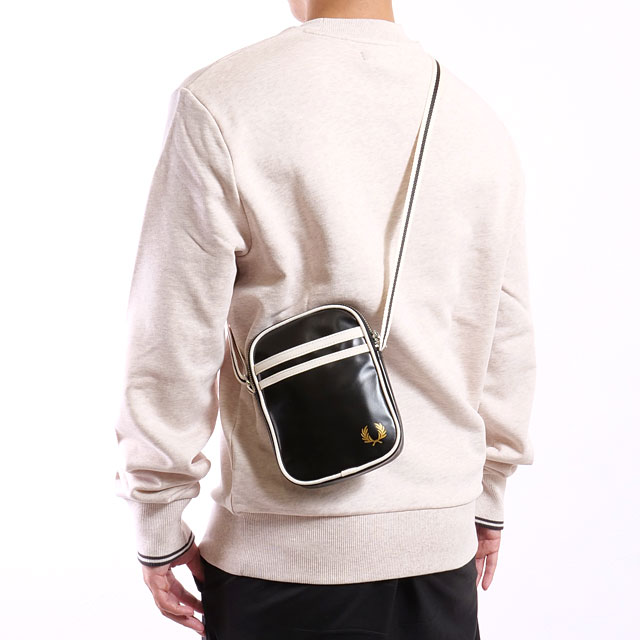 FRED PERRY(フレッドペリー)ボディバッグ　サコッシュ　ショルダーバッグ FRED PERRY（フレッドペリー） クラシック スモールサイドバッグ L1179