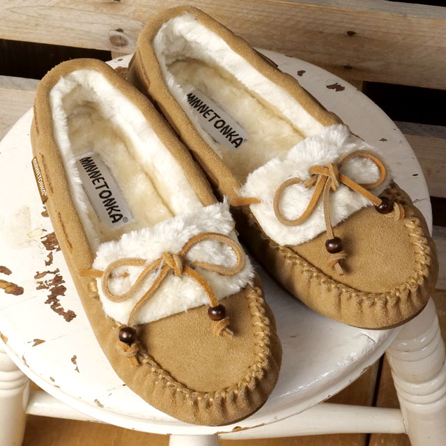 ミネトンカ MINNETONKA フラットシューズ キーラ スリッパー [40681 FW25] KYRA SLIPPER レディース 靴 ファーモカシン 日本別注 CINNMON 正規取扱店 Minnetonka（ミネトンカ） フラットシューズ キーラ スリッパー 40681