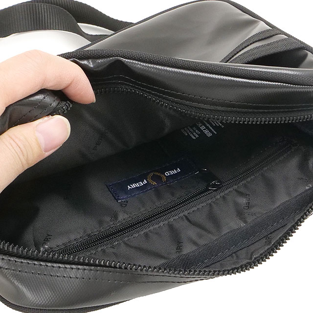 フレッドペリー FRED PERRY トーナルクラシックミニショルダーバッグ L2169-774 SS26 2L TONAL CLASSIC MINI SHOULDER BAG BLACK GOLD 正規取扱店 | FRED PERRY | 03