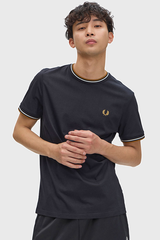 �t���b�h�y���[ FRED PERRY �����Y �c�C���e�B�b�v�h T�V���c M1588V-P69 SS26 TWIN TIPPED T-SHIRT �g�b�v�X ���� �N���[�l�b�N �u���b�N BLACK  ���K�戵�X