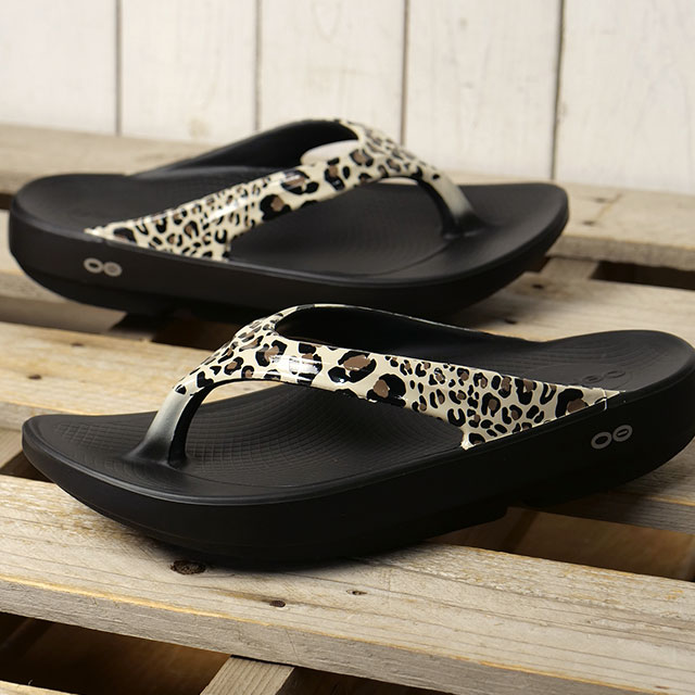 OOFOS（ウーフォス） 6か月保証 リカバリーサンダル ウーララ ルクス