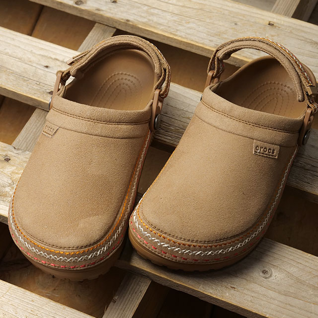 クロックス crocs サンダル クラシック クラフテッド ビーガンスエード ステッチ 214048-2EY FW26 Classic Crafted Vegan Suede Stitch Sepia 正規取扱店 | crocs | 01