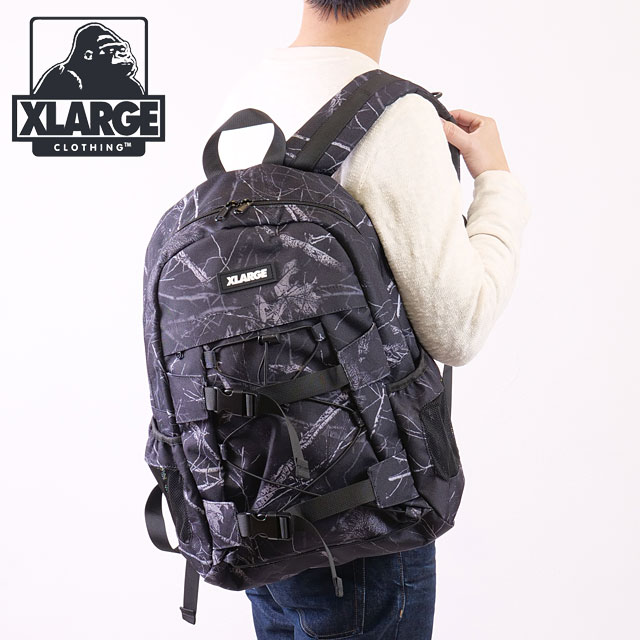エクストララージ XLARGE スタンダードロゴ トラックフック バックパック [101253053005 FW25SPOT] STANDARD LOGO TRUCK HOOK BACKPACK メンズ・レディース 鞄 リュック デイパック BEIGE 正規取扱店 XLARGE（エクストラ ラージ） スタンダードロゴ トラックフック バック