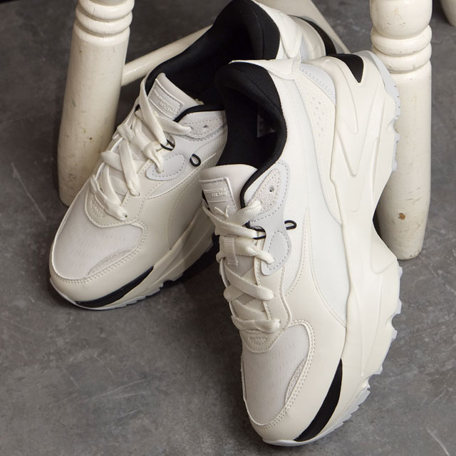 新品Puma ホワイト カルメン　カジュアルスニーカー プーマの24年春夏厚底スニーカー、白ワントーンアッパーや