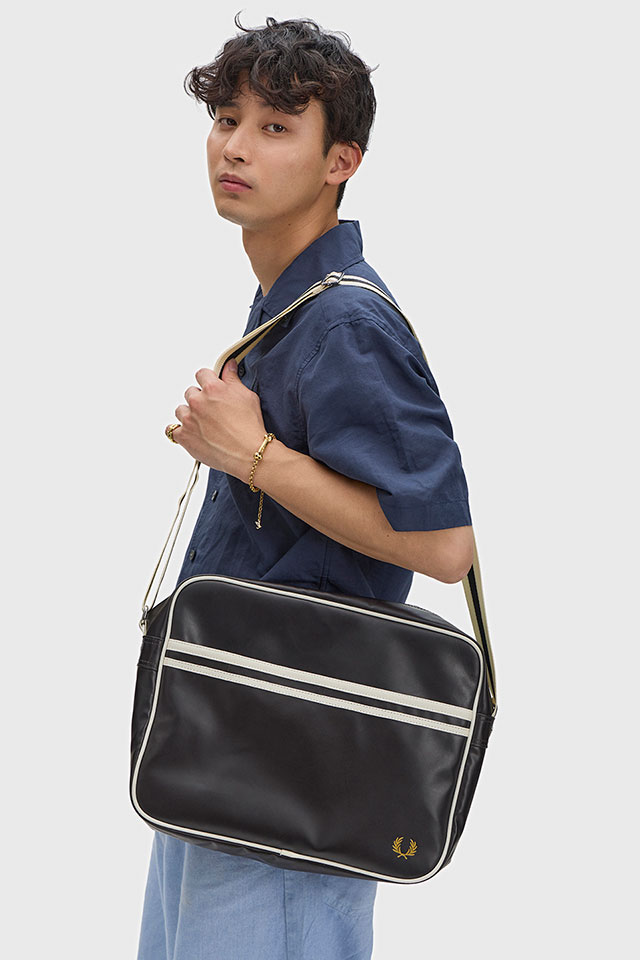 �t���b�h�y���[ FRED PERRY �N���V�b�N�V�����_�[�o�b�O L8257-D57 FW24 14.5L CLASSIC SHOULDER BAG �����Y�E���f�B�[�X �� TPU BLACK ECRU ���K�戵�X