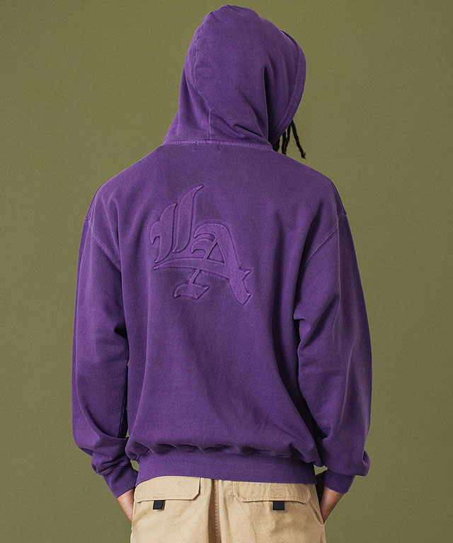 XLARGE ピグメントダイ エンボスロゴ ジップフーデッド スウェットシャツ XLARGE（エクストラ ラージ） ピグメントダイ エンボスロゴ ジップ