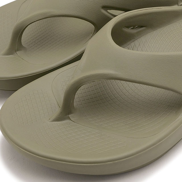 新品未使用トングサンダル【OOFOS】OOFOAM ベージュグレージュウーフォス OOFOS: OOMEGA ウーメガ トング サンダル（サンダル）｜OOFOS
