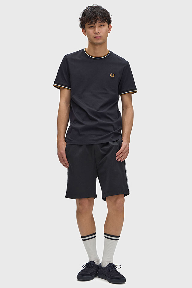 �t���b�h�y���[ FRED PERRY �����Y �c�C���e�B�b�v�h T�V���c M1588V-P69 SS26 TWIN TIPPED T-SHIRT �g�b�v�X ���� �N���[�l�b�N �u���b�N BLACK  ���K�戵�X