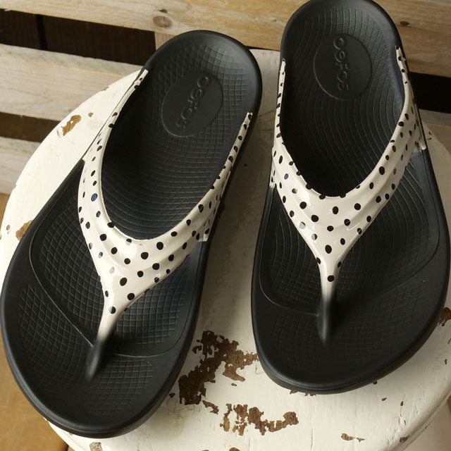 6�����ۏ� �E�[�t�H�X OOFOS ���J�o���[�T���_�� ���f�B�[�X �E�[���� ���N�X ���~�e�b�h 2000600205261 SS26 �z���C�g�n Pebble ���K�戵�X