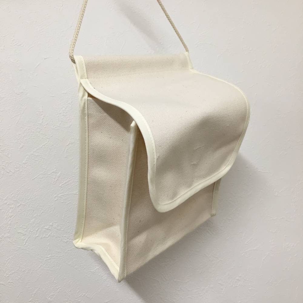 帆布 ナプキンストッカー 生理用品 収納 ケースです。トイレの壁などに吊り下げて使用できます。  メール便可｜mishinkobo｜03