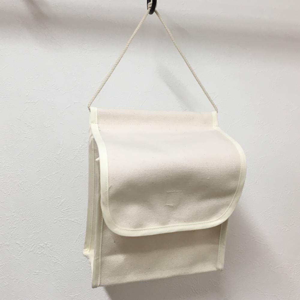 帆布 ナプキンストッカー 生理用品 収納 ケースです。トイレの壁などに吊り下げて使用できます。  メール便可｜mishinkobo