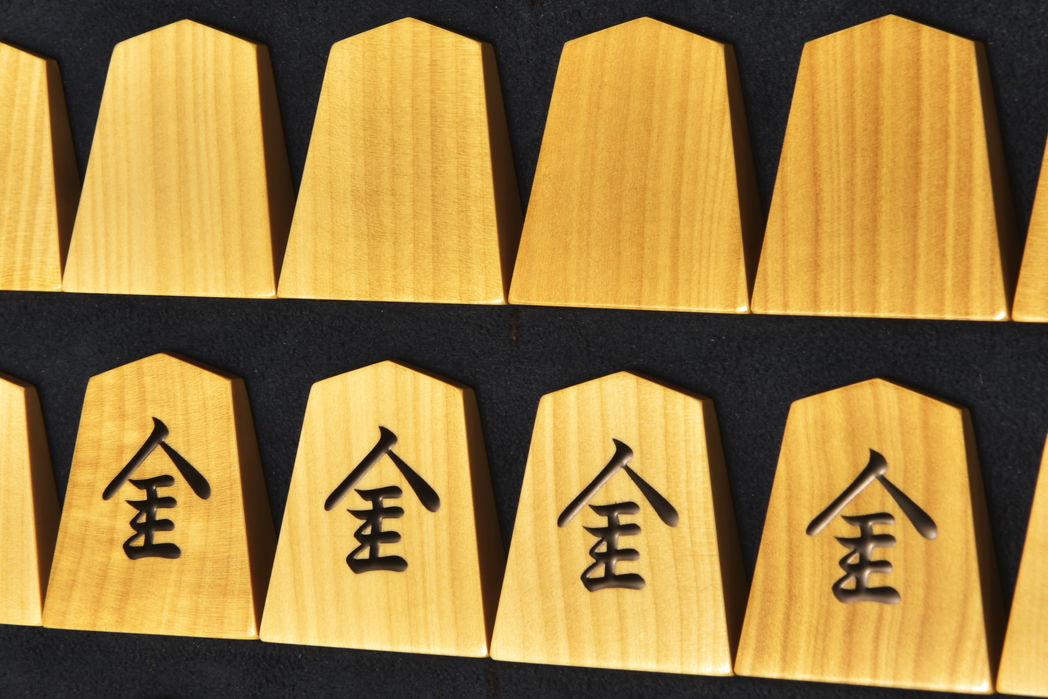 捧呈桐月作 錦旗 赤柾 盛揚 将棋駒
