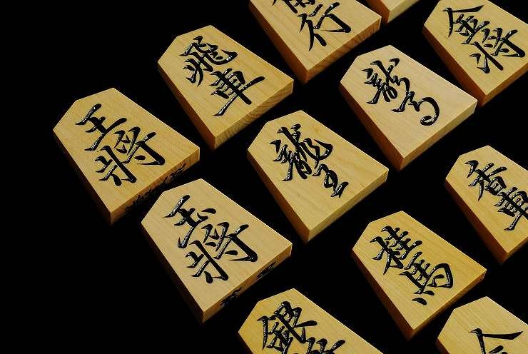 将棋駒 御蔵島本黄楊 特上彫 晴月作 : 三輪碁盤店 - 通販