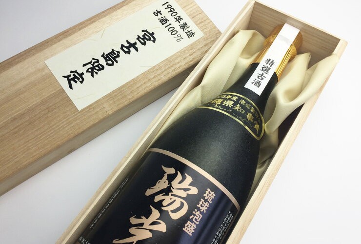 ストア 31年古酒 令和初日瓶詰 泡盛 贈り物 送料無料 鍾乳洞貯蔵 家飲み 龍 昭和63年蒸留 43度,720ml 希少 お歳暮 古酒 敬老の日  金武酒造 焼酎