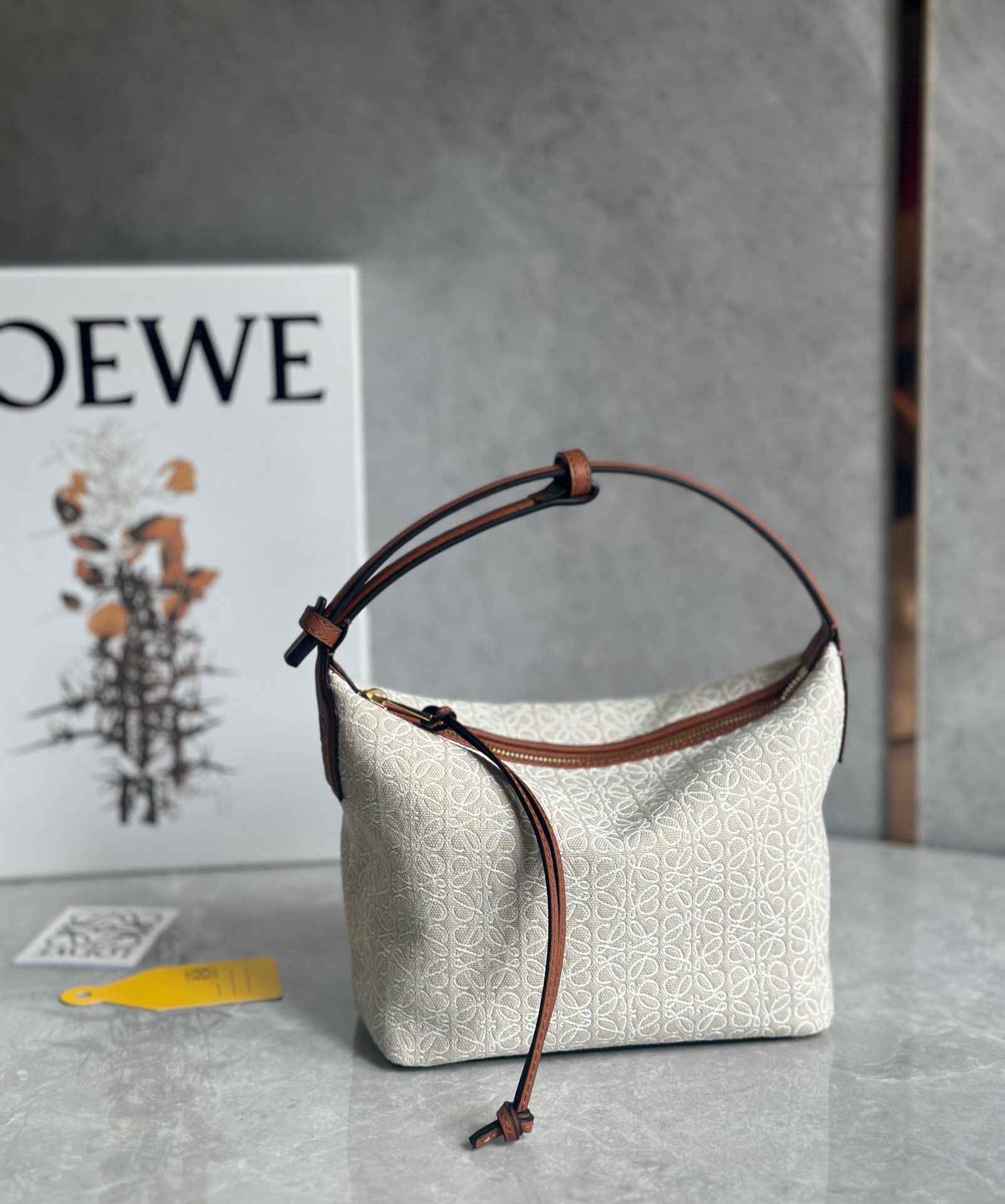 LOEWE ロエベ loewe レザー ハンドバッグ セール キュービィバッグ 大人気 アナグラム ジャガード スモール 新品 Sサイズ レディース  バッグ 通勤 プレゼント