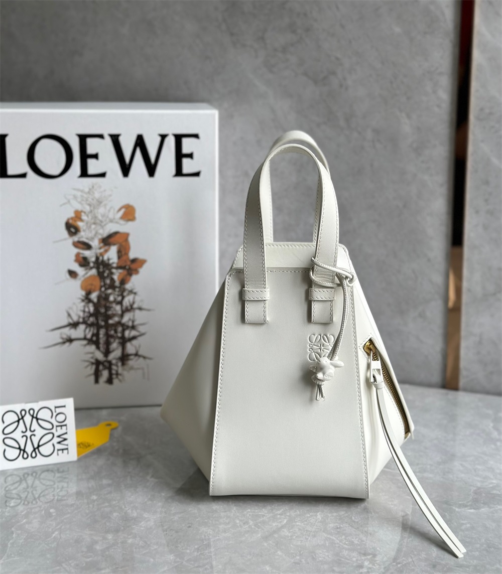 LOEWE ロエベ loewe ハンモック バッグ コンパクト HAMMOCK BAG サテンカーフ ホワイト系 ウサギ ブランド レディース バッグ 2023新作 LOEWE ロエベ loewe ハンモック バッグ コンパクト HAMMOCK BAG サテンカーフ ホワイト系 ウサギ ブランド レディース バッグ 2023新作
