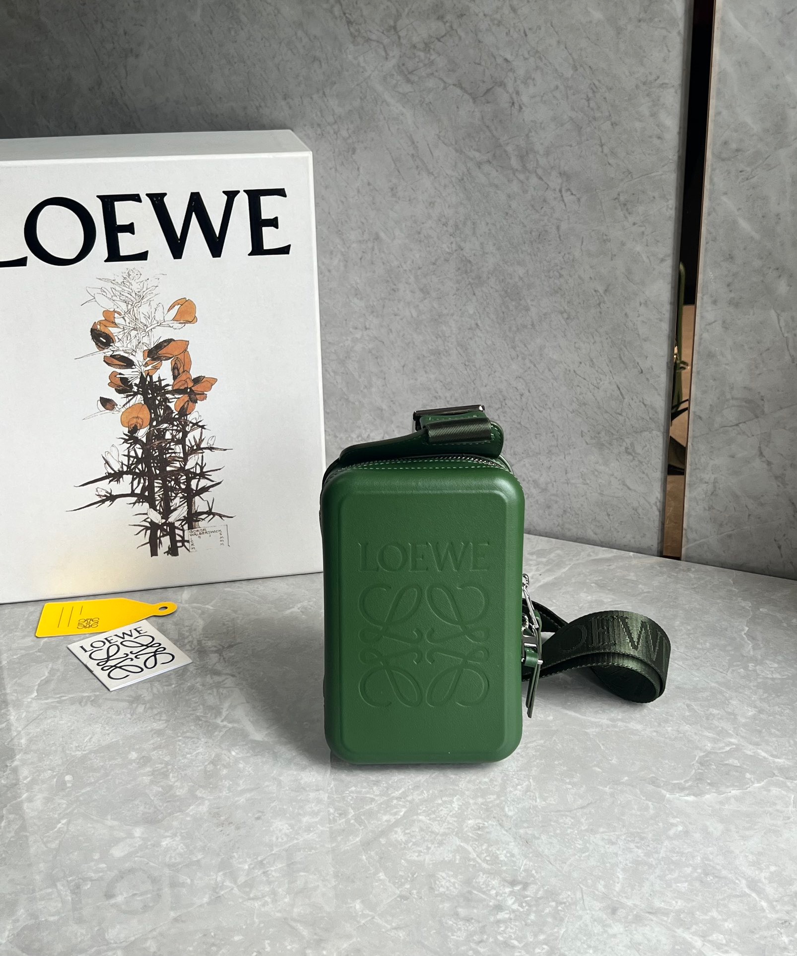 LOEWE ロエベ loewe Molded Sling カメラ クロスボディバッグ ミニ モールデッド スリング（スムースカーフ） 新品 ブランド  バッグ