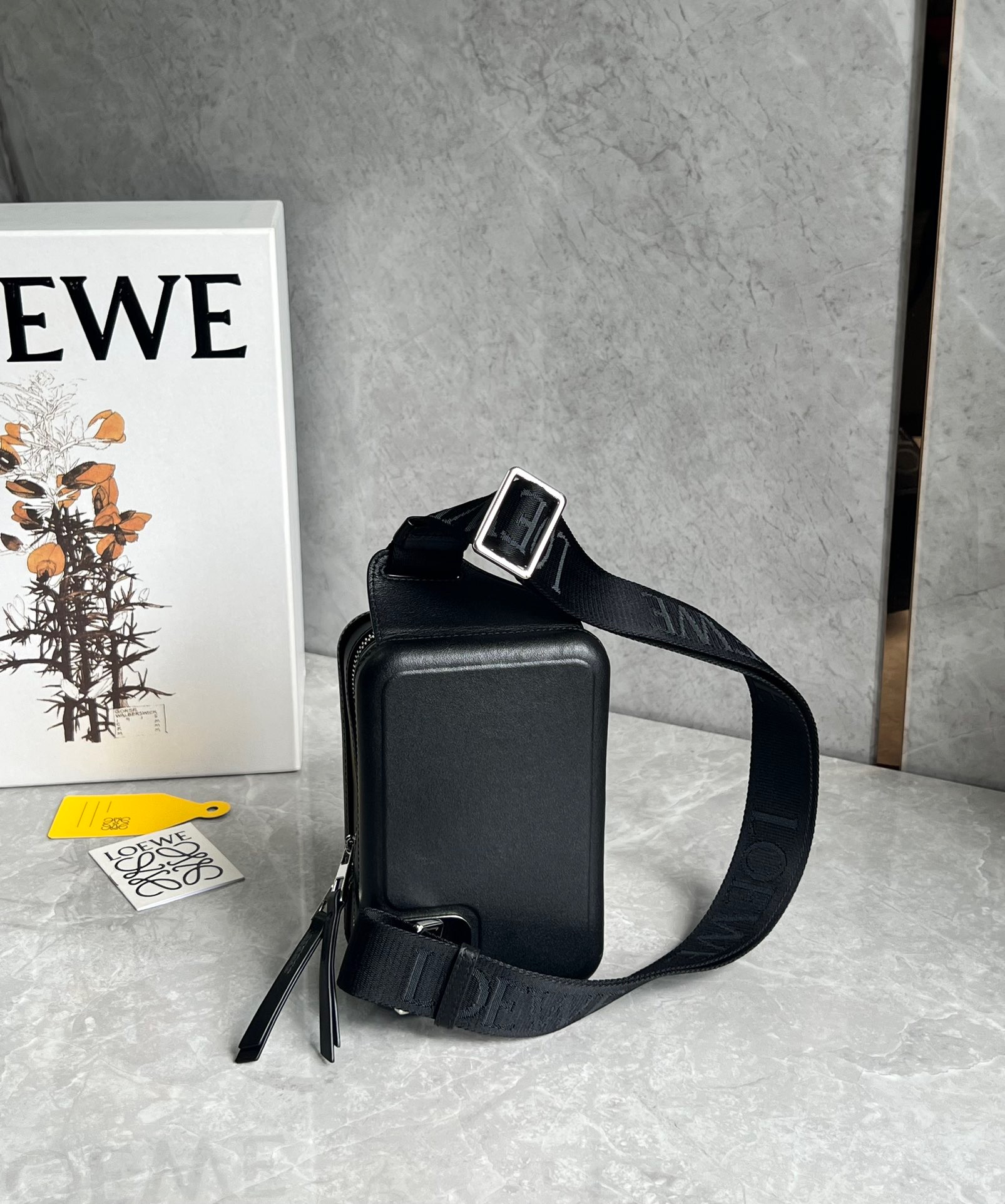 LOEWE ロエベ loewe Molded Sling カメラ クロスボディバッグ ミニ モールデッド スリング（スムースカーフ） 新品 ブランド  バッグ : miyukigahara-l106 : 御幸ケ原ストア - 通販 - Yahoo!ショッピング