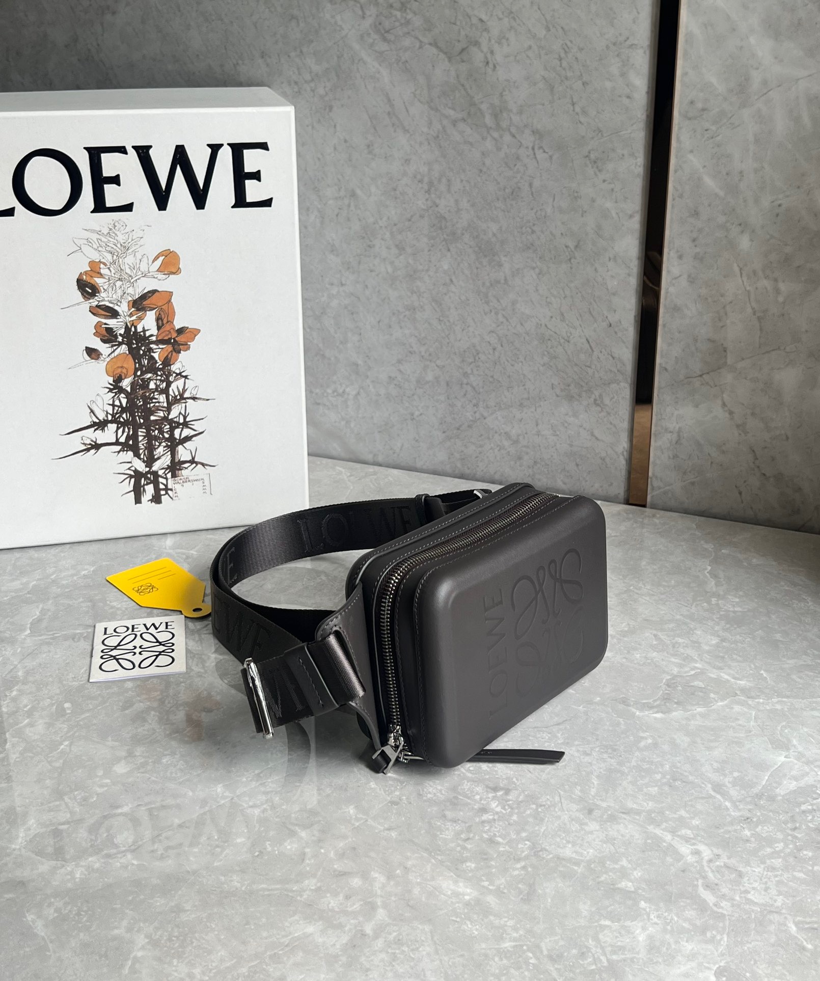 LOEWE ロエベ loewe Molded Sling カメラ クロスボディバッグ ミニ モールデッド スリング（スムースカーフ） 新品 ブランド  バッグ : miyukigahara-l106 : 御幸ケ原ストア - 通販 - Yahoo!ショッピング