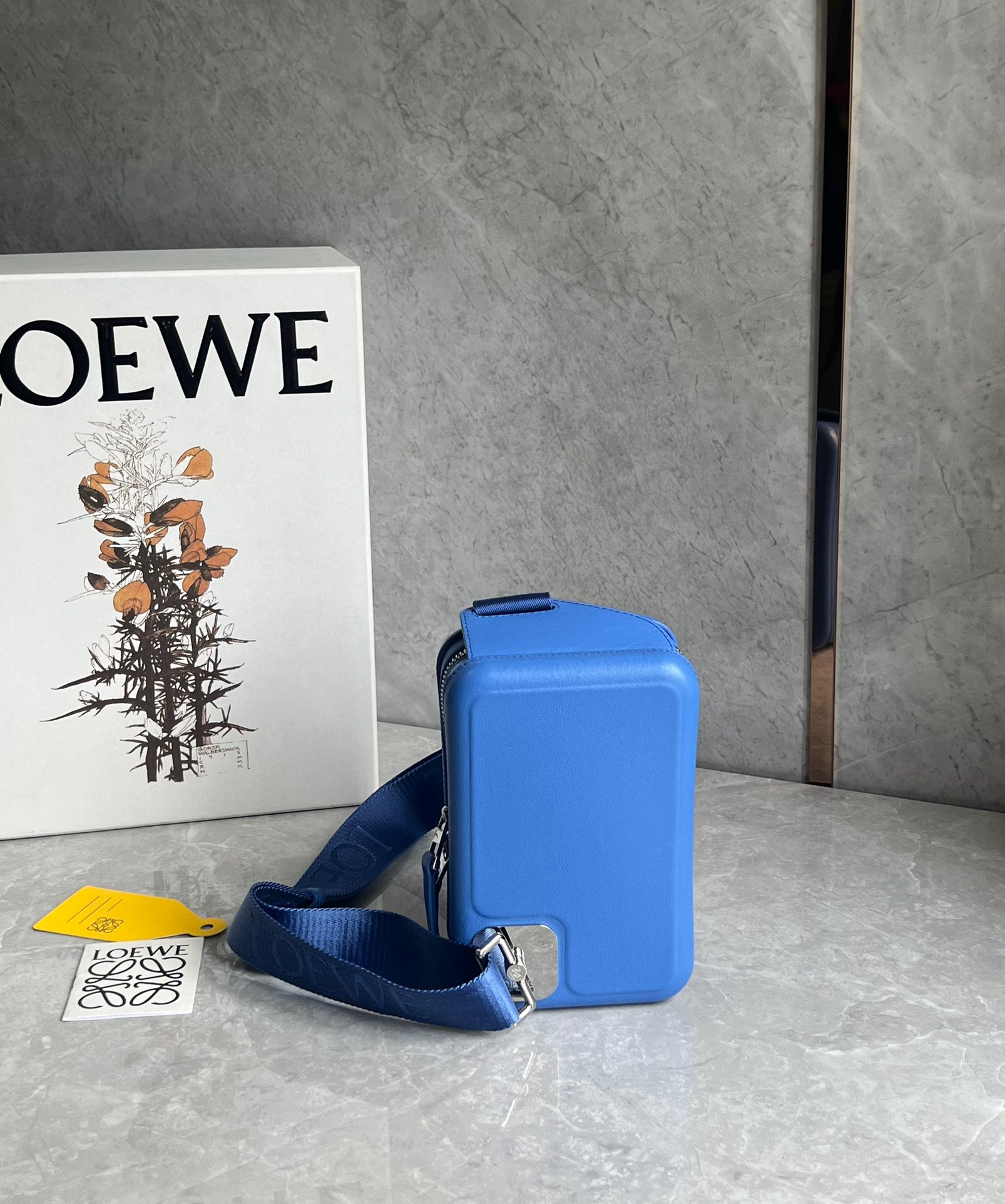 LOEWE ロエベ loewe Molded Sling カメラ クロスボディバッグ