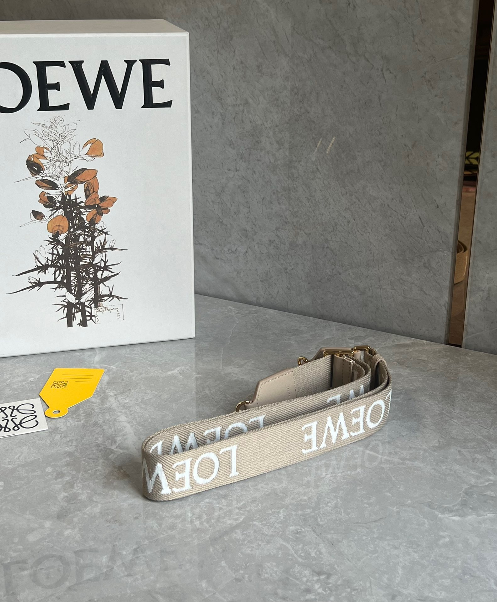 【新品未使用級】LOEWE ストラップ　ダイス　チャーム　箱付き お値下げ☆新品☆Loewe トトロチャーム、ダイスチャーム、レザー