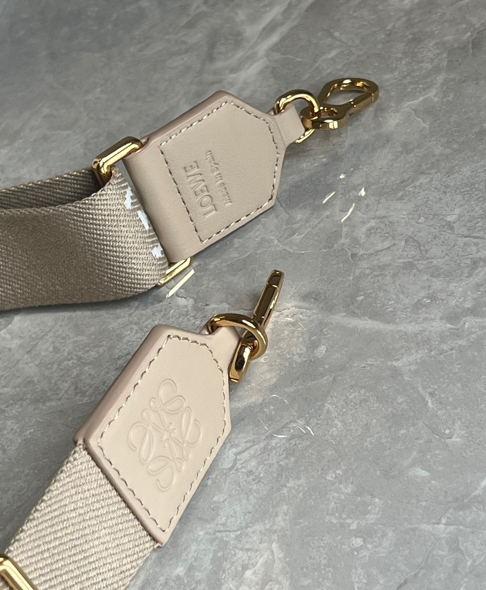 ロエベ  LOEWE レザーストラップ　ダイス ロエベ LOEWE チャーム アナグラム ダイスチャーム レザー