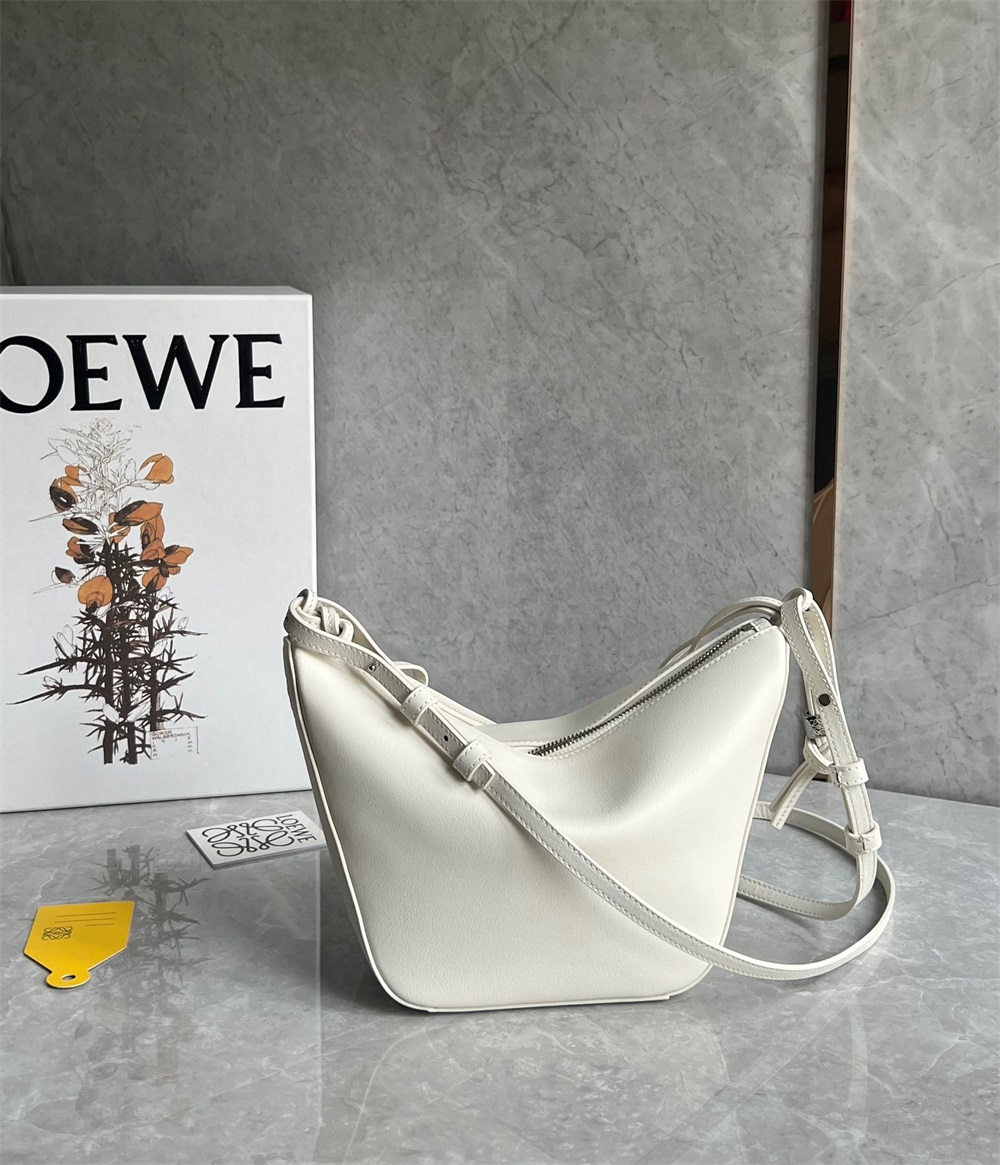 LOEWE ロエベ ハンモック ホーボー ミニ Hammock Hobo bag ３WAY 新品 クラシックカーフ ブランド レディース バッグ 通勤 プレゼント 2024新作｜miyukigahara-store｜04