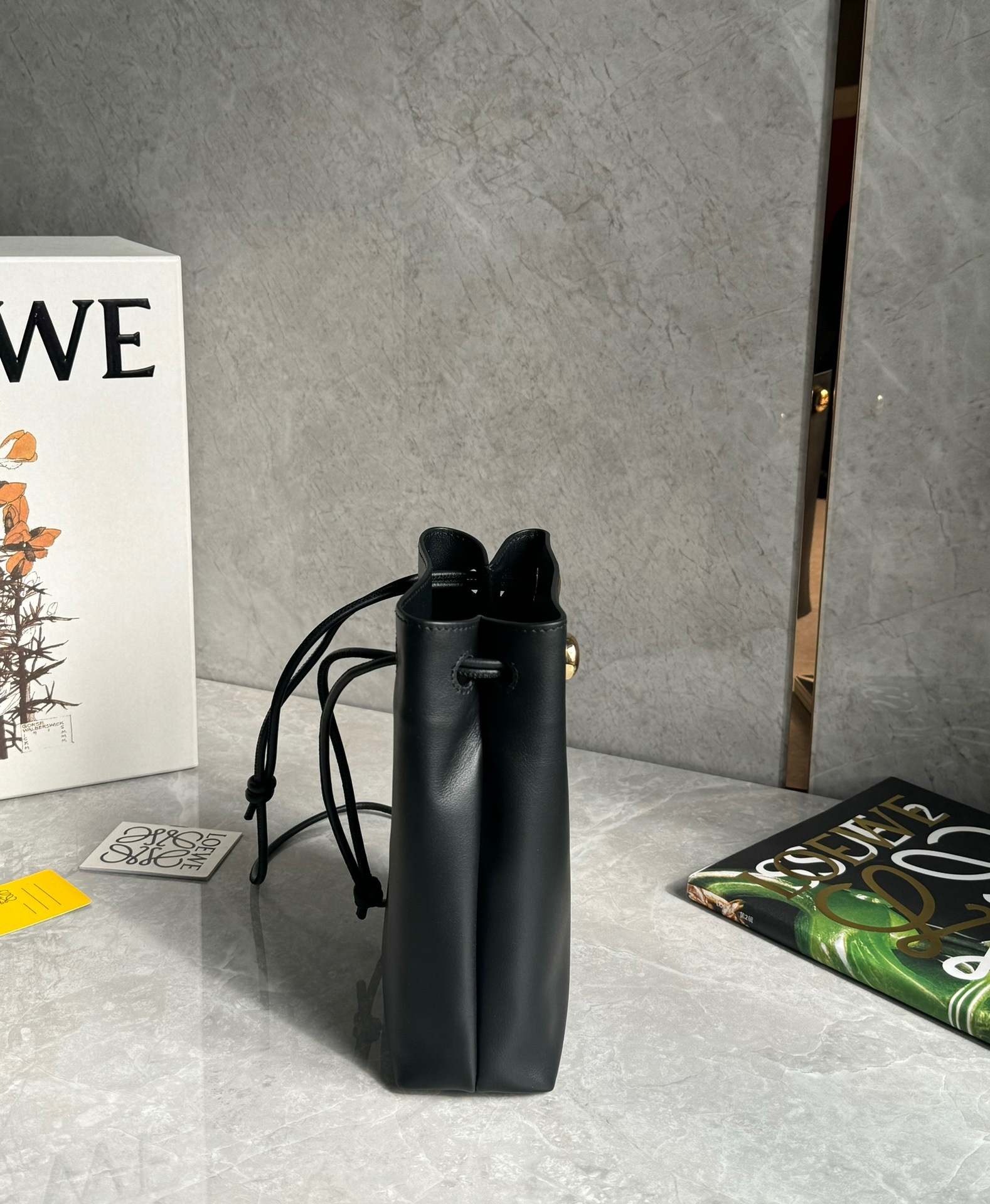 LOEWE直営店 柔らかいラムスキンのペブルサボ LOEWE 大人気 ロエベ loewe ぺブル ポーチ（スムースカーフ