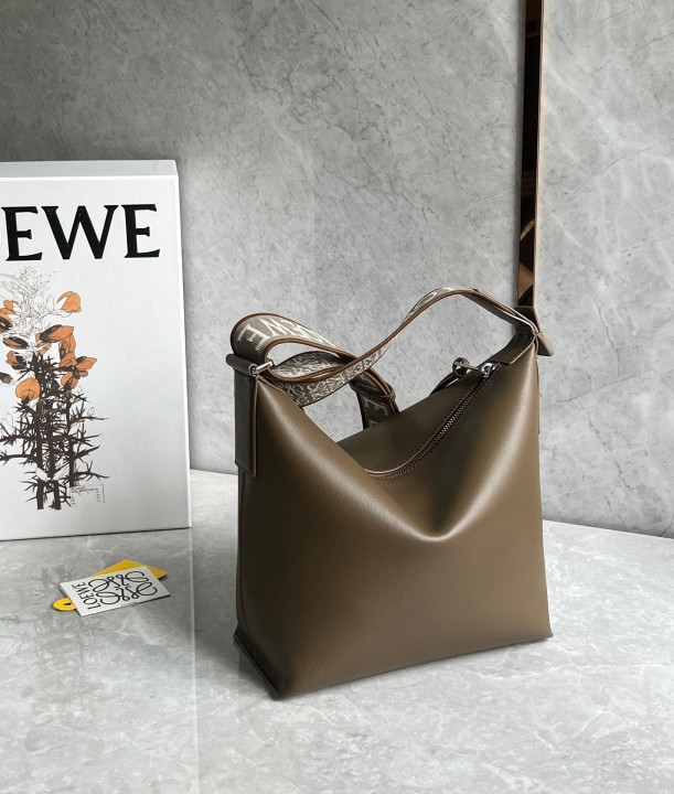 大人気 LOEWE ロエベ loewe キュービィ クロスボディバッグ スモール（サプルスムースカーフ&ジャカード） ブランド バッグ 2023新作  : miyukigahara-l69 : 御幸ケ原ストア - 通販 - Yahoo!ショッピング