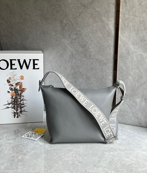 大人気 LOEWE ロエベ loewe キュービィ クロスボディバッグ スモール（サプルスムースカーフ&ジャカード） ブランド バッグ 2023新作  : miyukigahara-l70 : 御幸ケ原ストア - 通販 - Yahoo!ショッピング