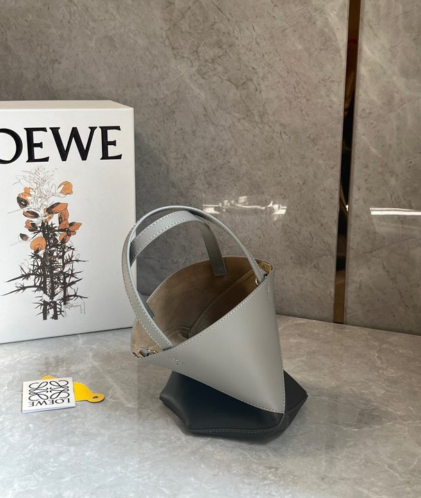 おすすめ☆大人気【LOEWE】 Puzzle 折りたたみポーチ Loewe - PUZZLE FOLD POUCH | HBX - Globally Curated Fashion