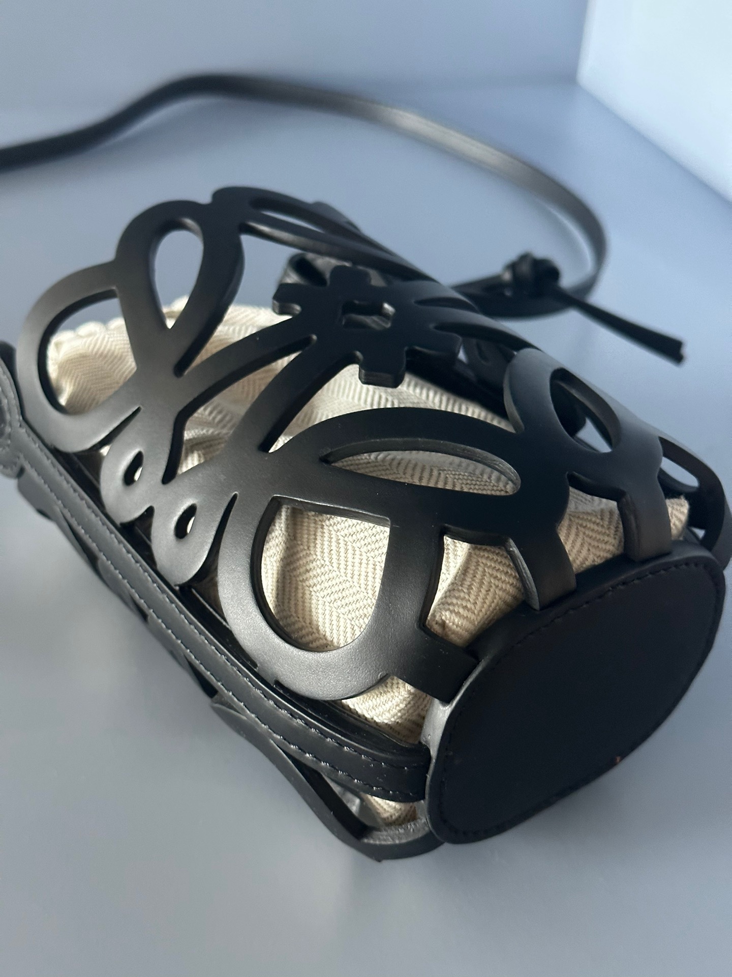LOEWE 大人気 ロエベ loewe アナグラムカットアウト ポケット