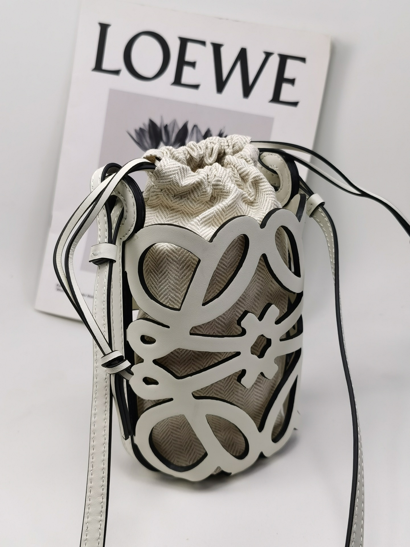 ロエベ ブラックレザー アナグラム カットアウト バケット LOEWE 大人気 ロエベ loewe アナグラムカットアウト ポケット