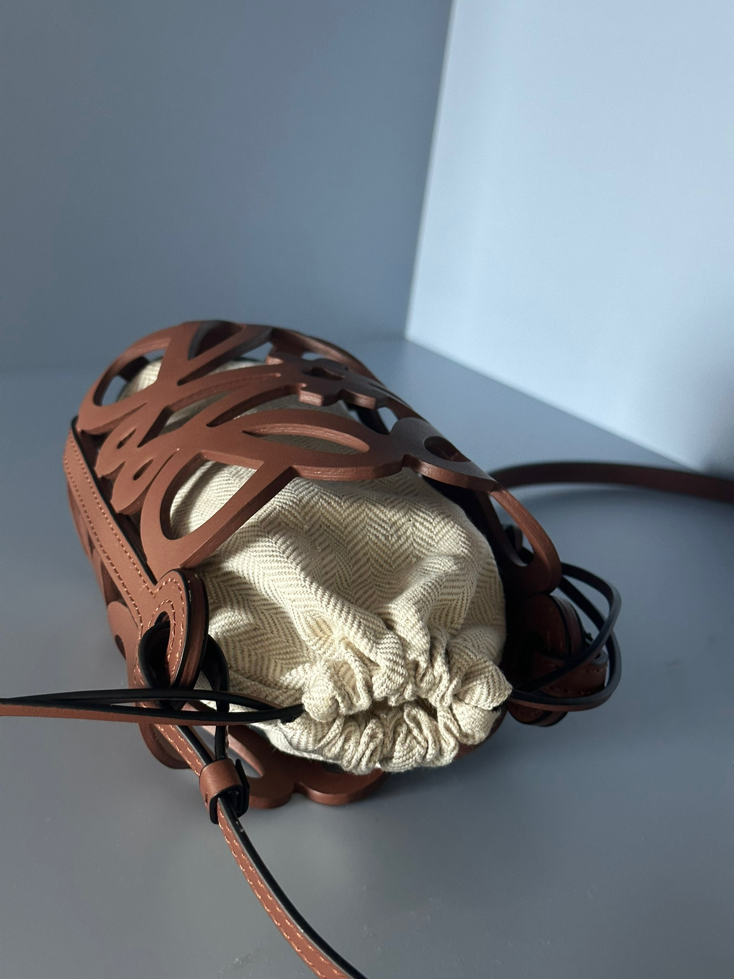 LOEWE 大人気 ロエベ loewe アナグラムカットアウト ポケット