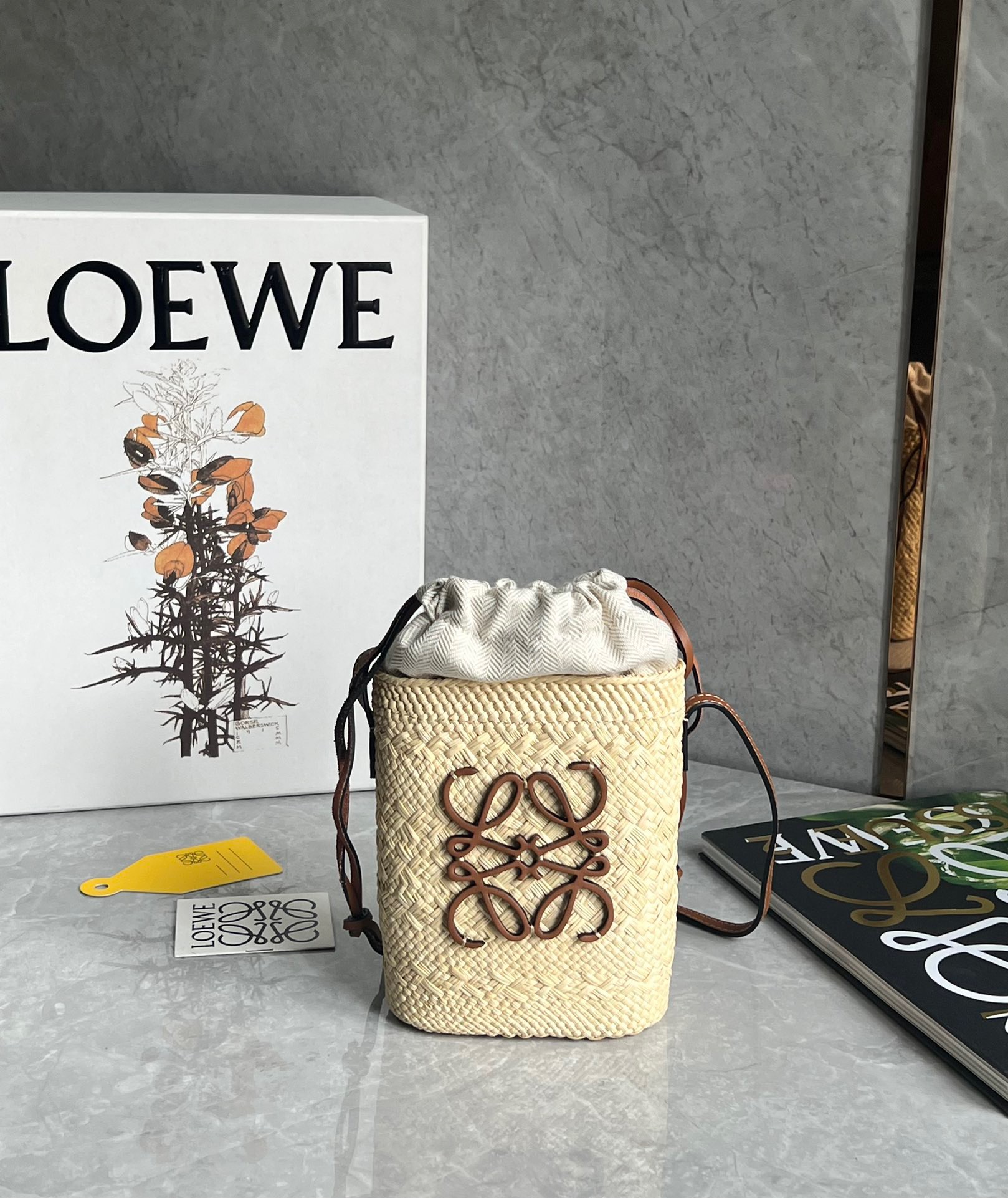 LOEWE アナグラム バスケットバッ グ（イラカヤシ＆カーフ） A223T43X69_2668_1F.jpg?sw=1200