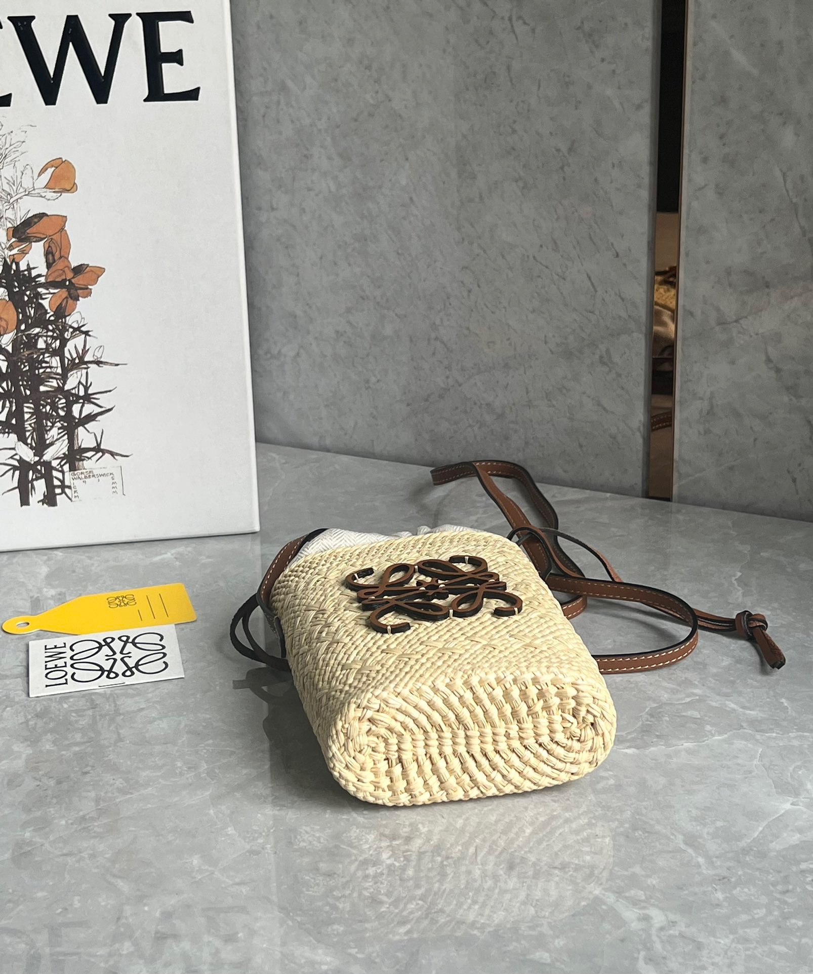 【新作・すぐ届く】アナグラムバスケット ラージ カーキ LOEWE ロエベ loewe アナグラム バスケットバッグ (イラカヤシ